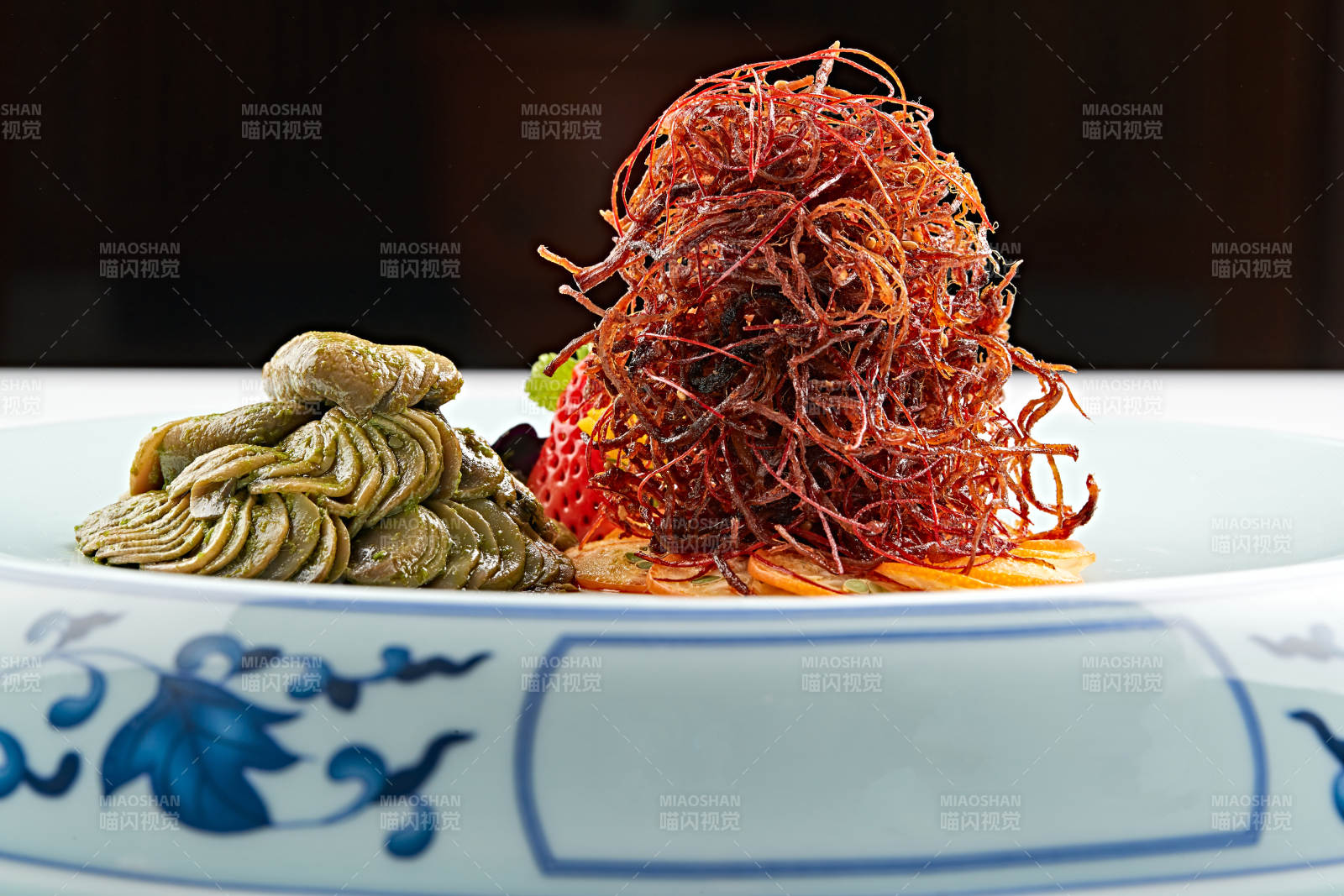 青花瓷盘装的腌渍口蘑配麻辣猪脯肉丝图片