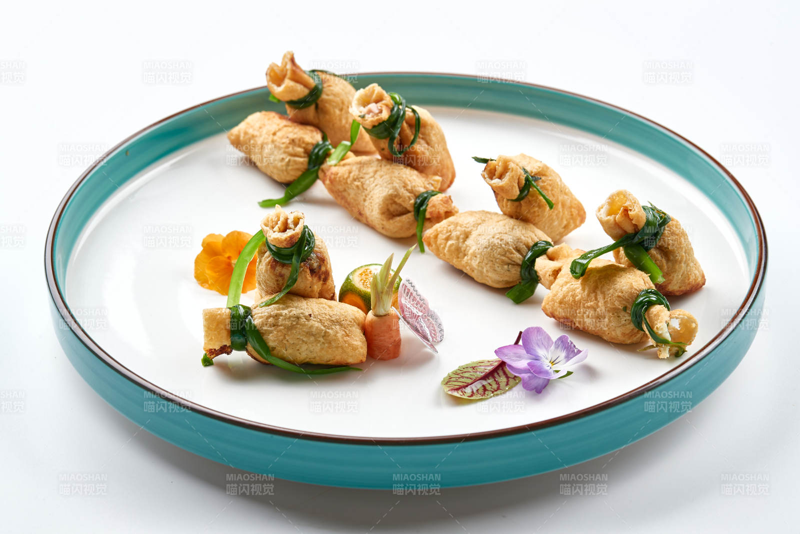 精美瓷盘装的卤香豆皮小福袋图片