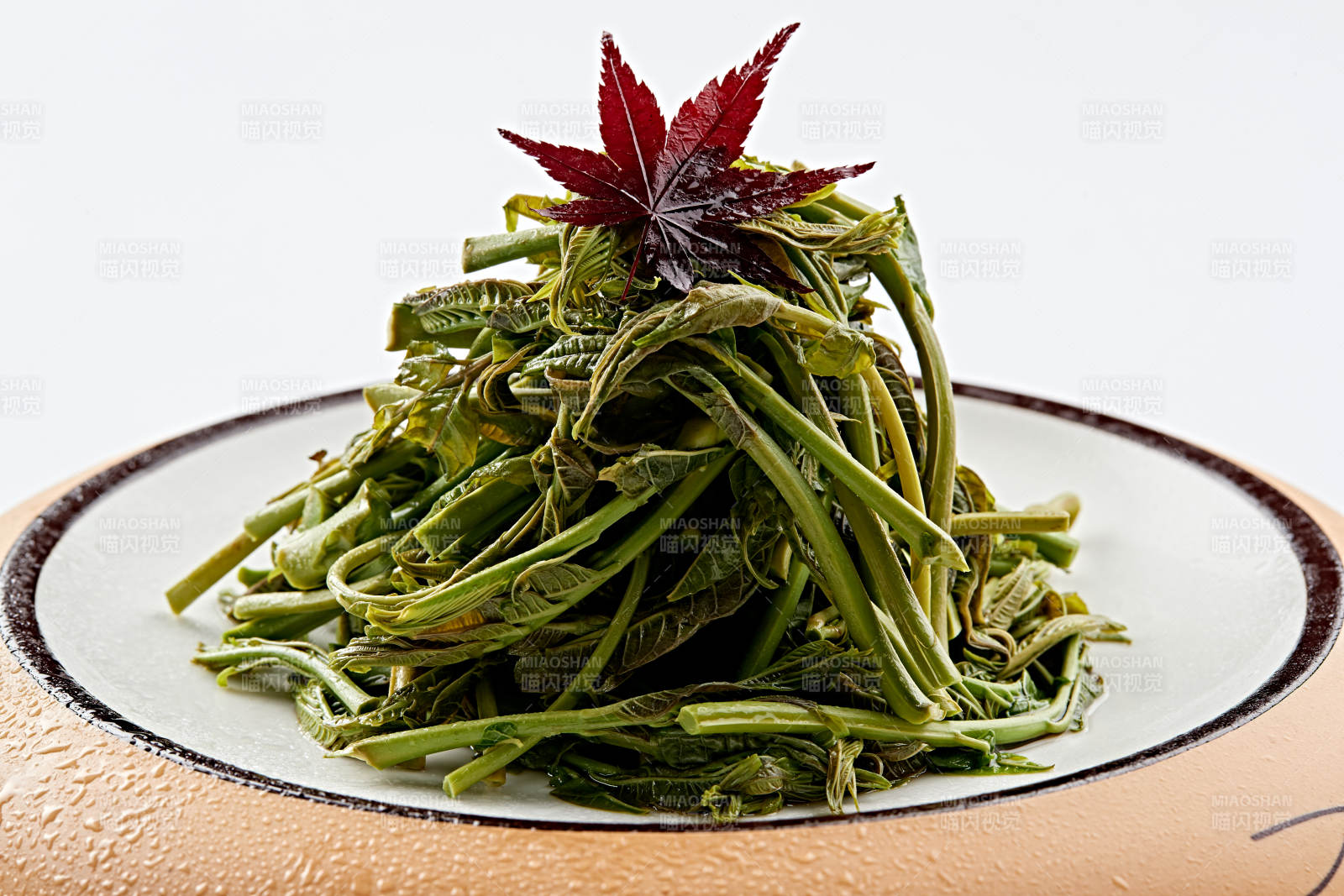 精美餐具装的焯水鲜香椿图片