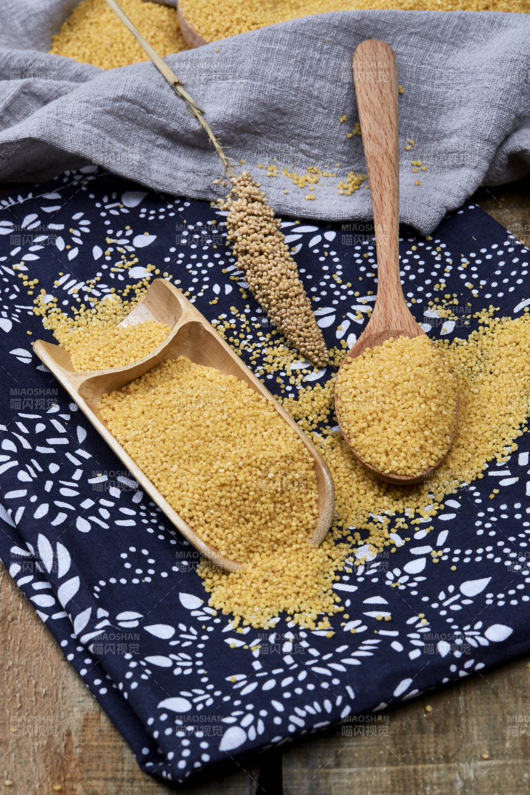 质量上乘的金黄小米粟米图片