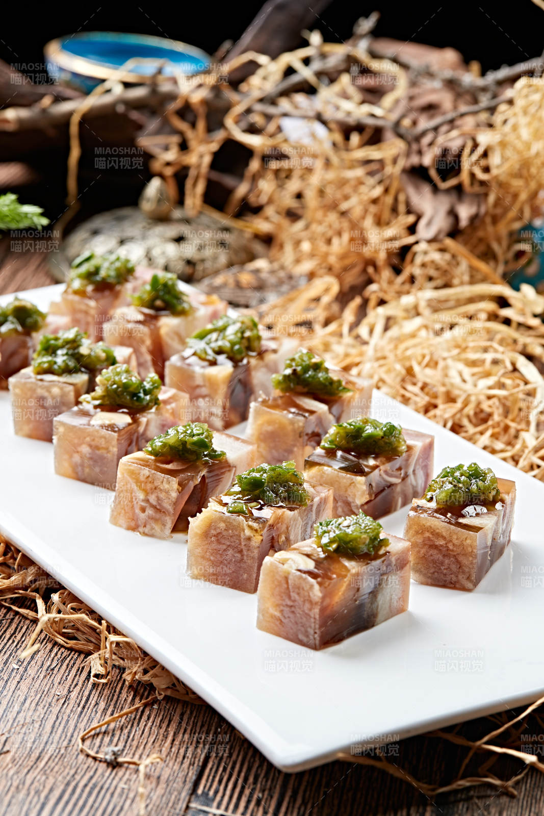 野韭花酱佐黄豆猪皮冻图片