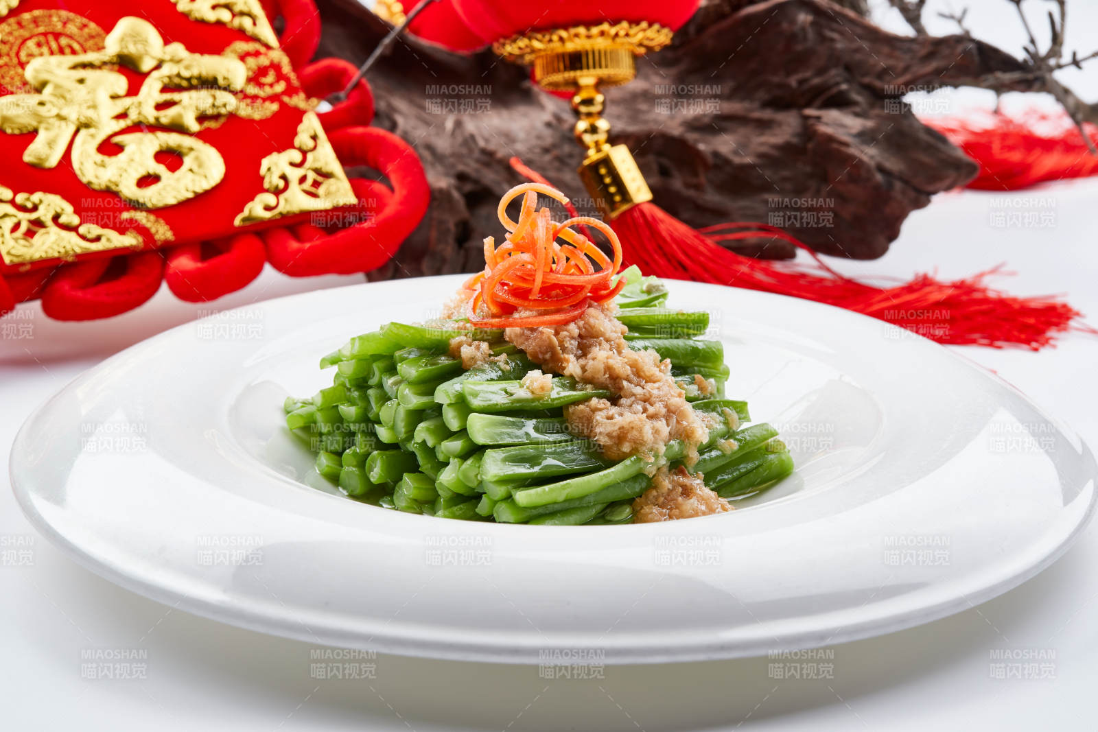 白色瓷盘装的的蒜蓉豆角丝图片