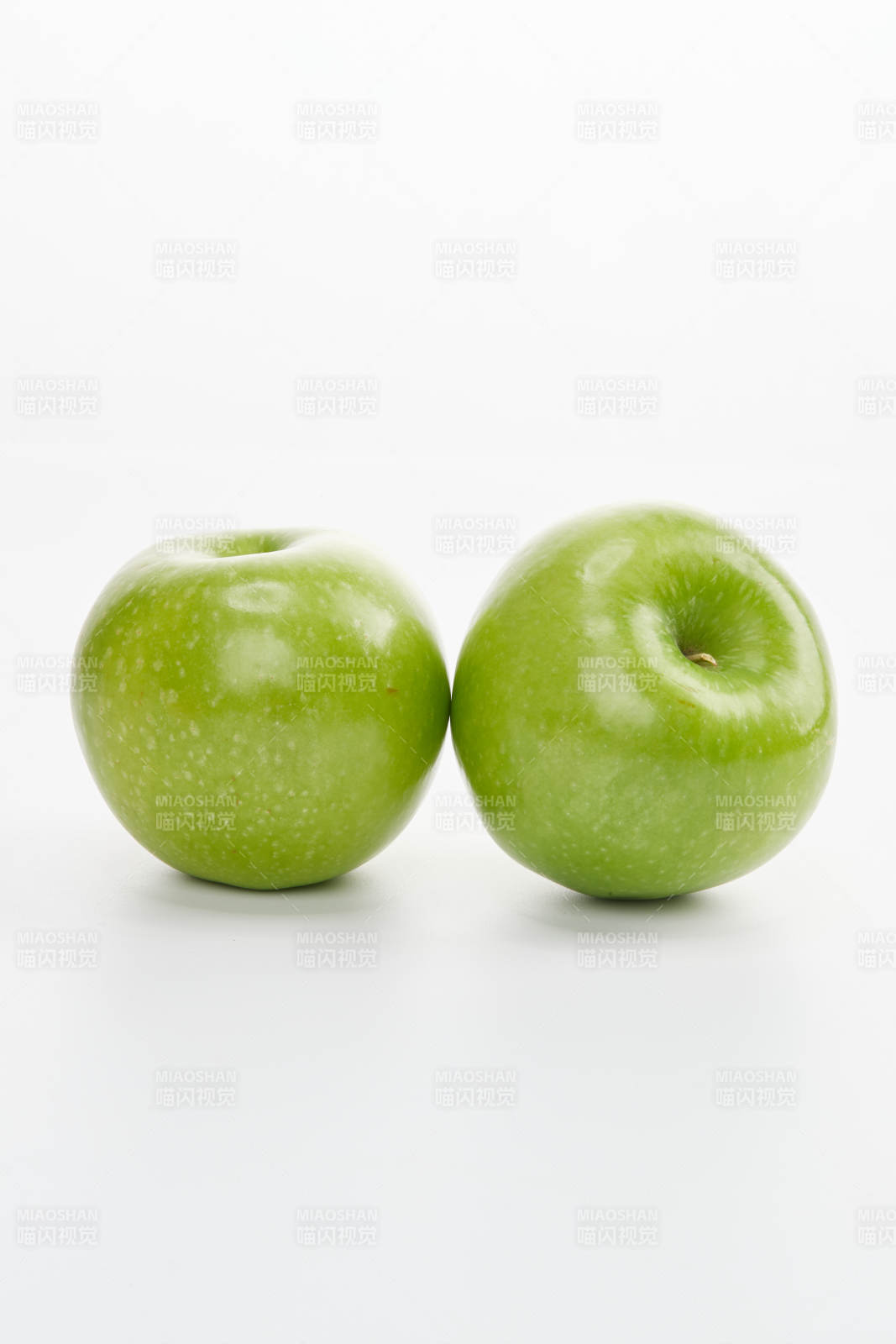 白色背景上摆放的新鲜苹果图片