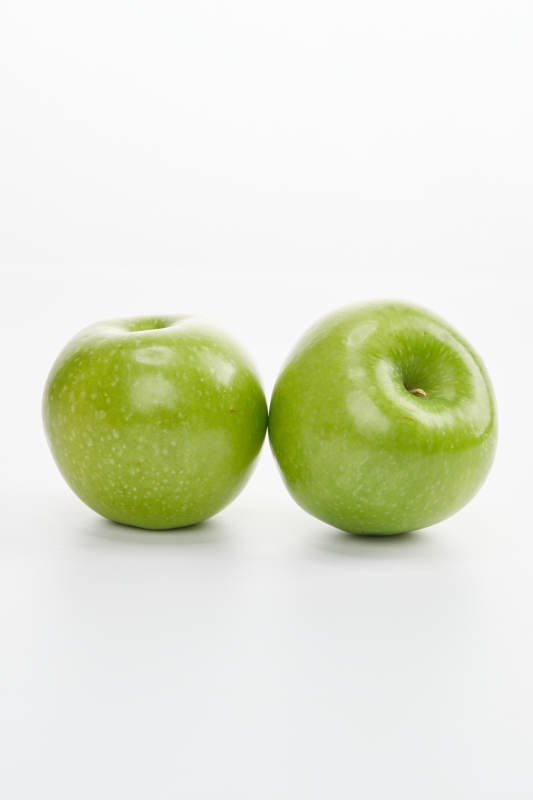 白色背景上摆放的新鲜苹果图片
