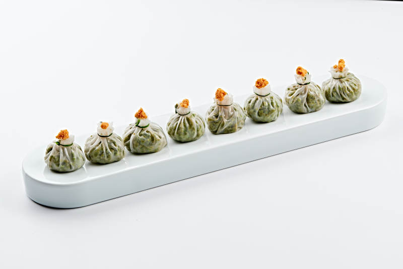 白色瓷餐具装的蟹籽糯米冰皮烧麦图片