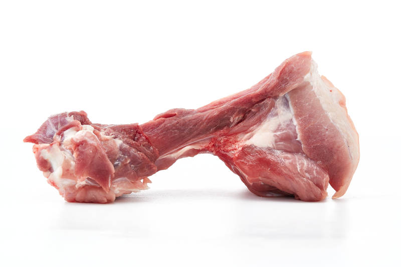 白色背景下的生鲜猪棒骨图片