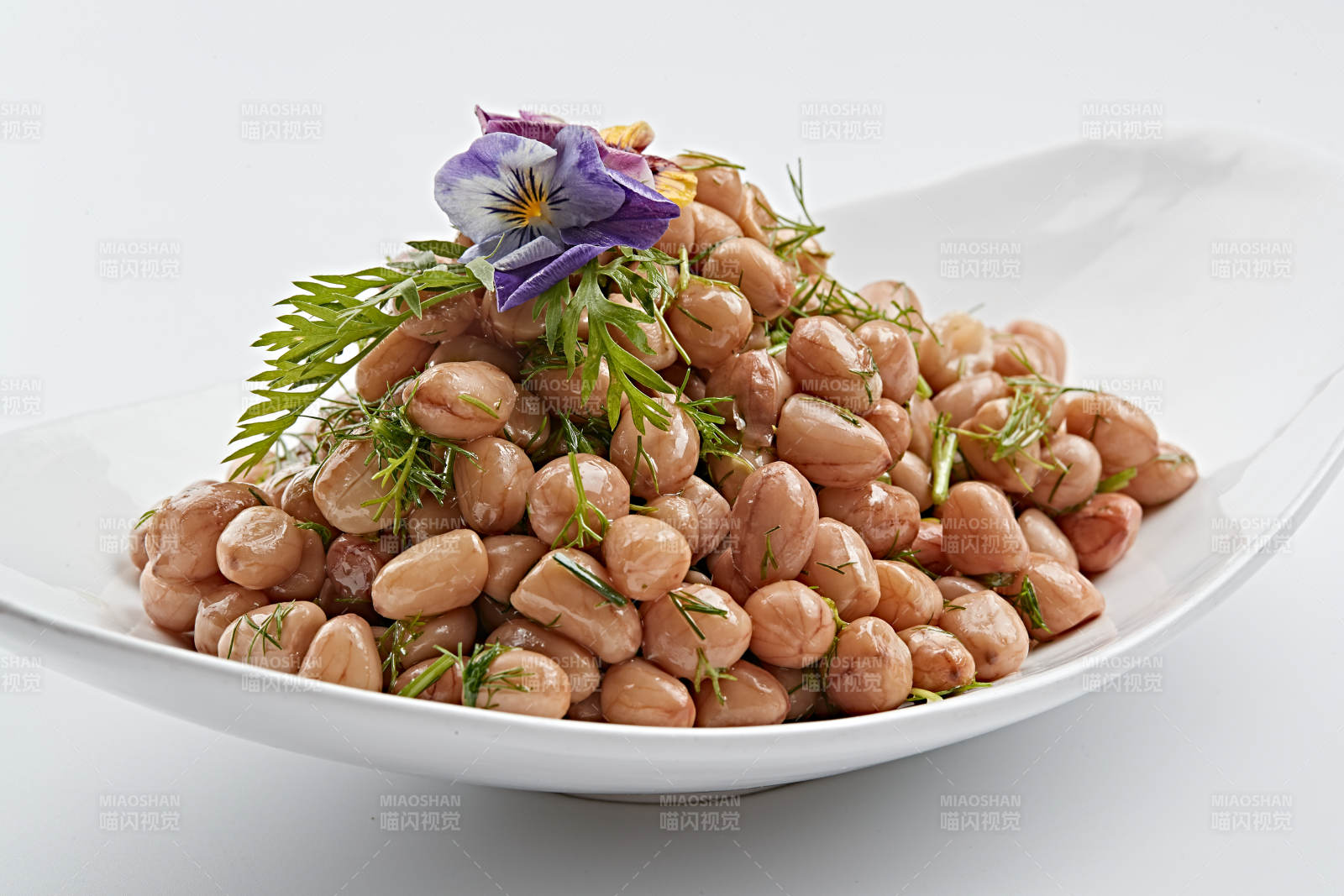 白色瓷盘装的茴香拌煮花生图片