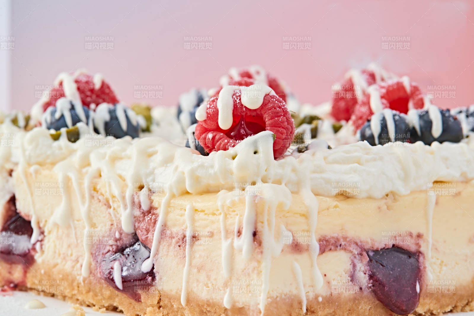 蓝莓树莓鲜奶慕斯蛋糕图片