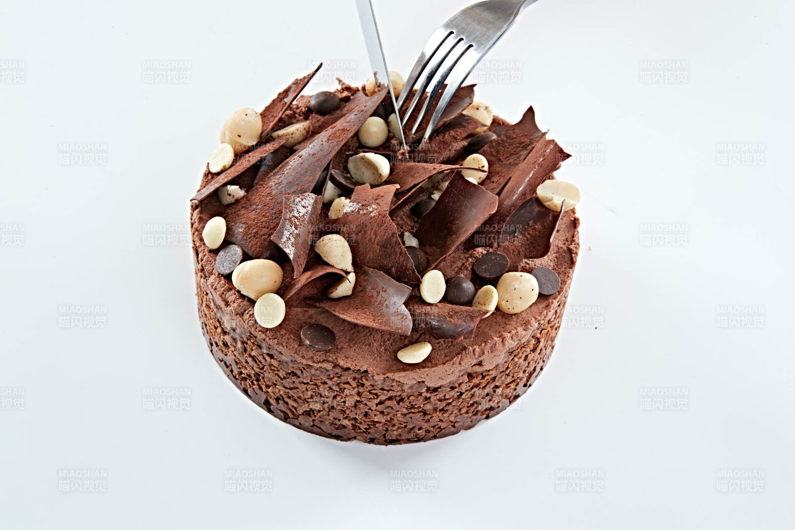 可可散粉黑森林坚果冰淇淋蛋糕图片