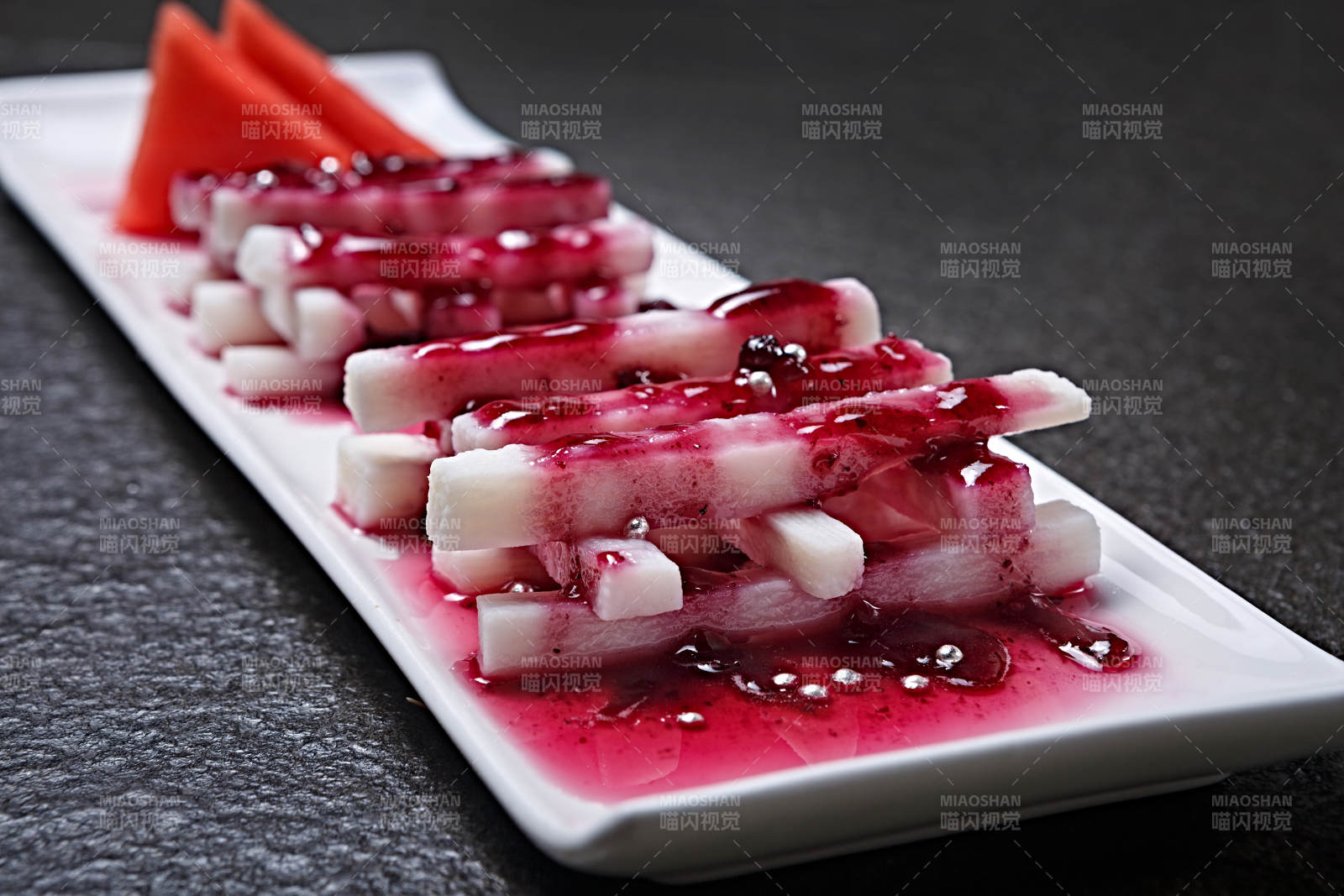 白色瓷盘装的蓝莓山药图片