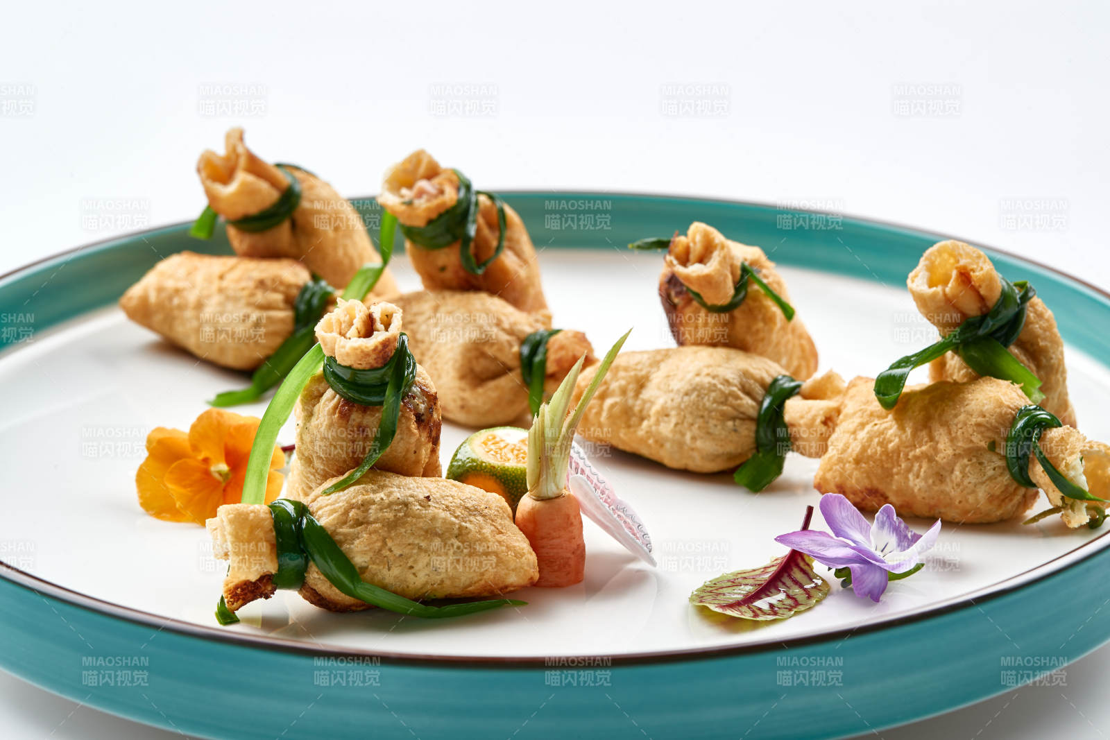 精美瓷盘装的卤香豆皮小福袋图片