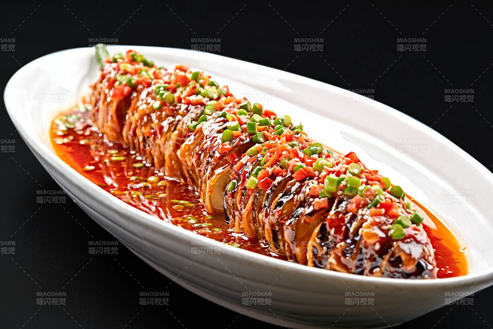 白色瓷盘装的川味鱼香红油酿茄子图片