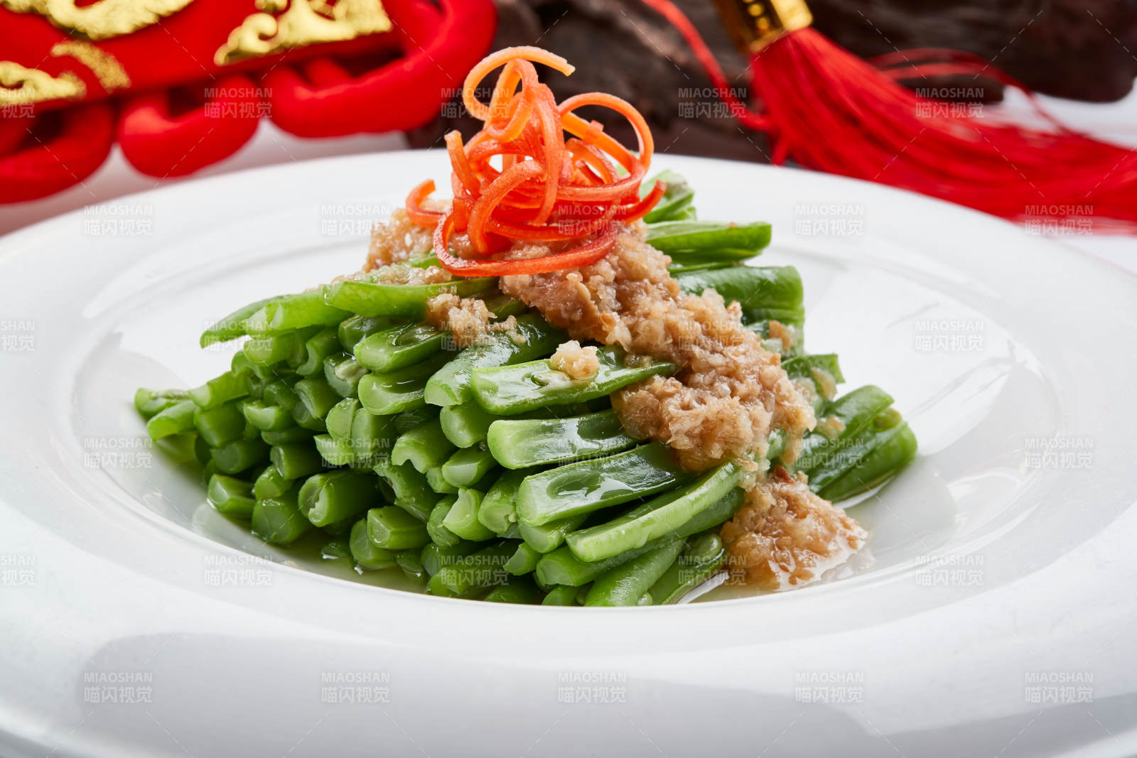 白色瓷盘装的的蒜蓉豆角丝图片