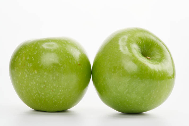 白色背景上摆放的新鲜苹果图片