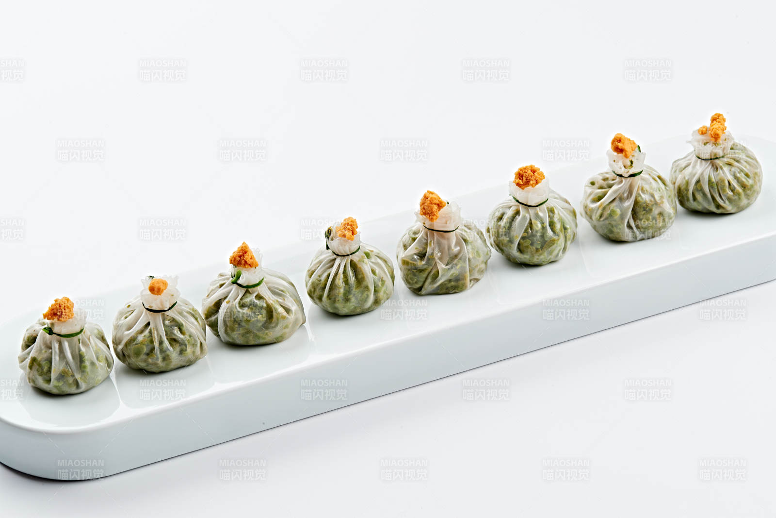 白色瓷餐具装的蟹籽糯米冰皮烧麦图片