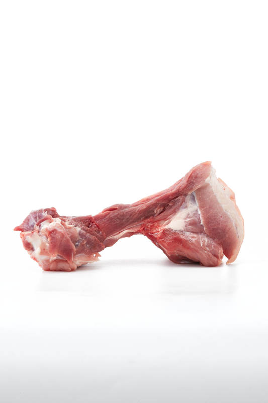白色背景下的生鲜猪棒骨图片