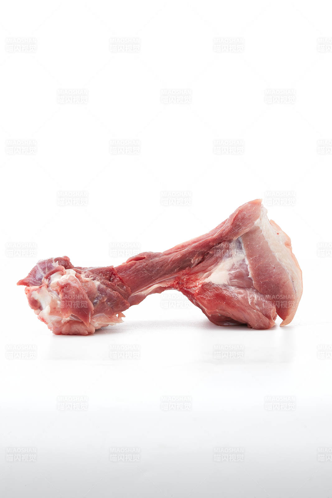 白色背景下的生鲜猪棒骨图片