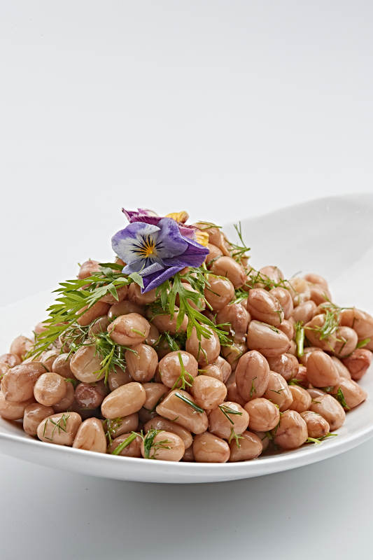 白色瓷盘装的茴香拌煮花生图片