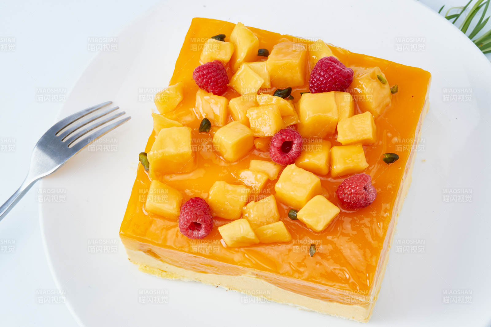 树莓芒果鲜奶慕斯蛋糕图片