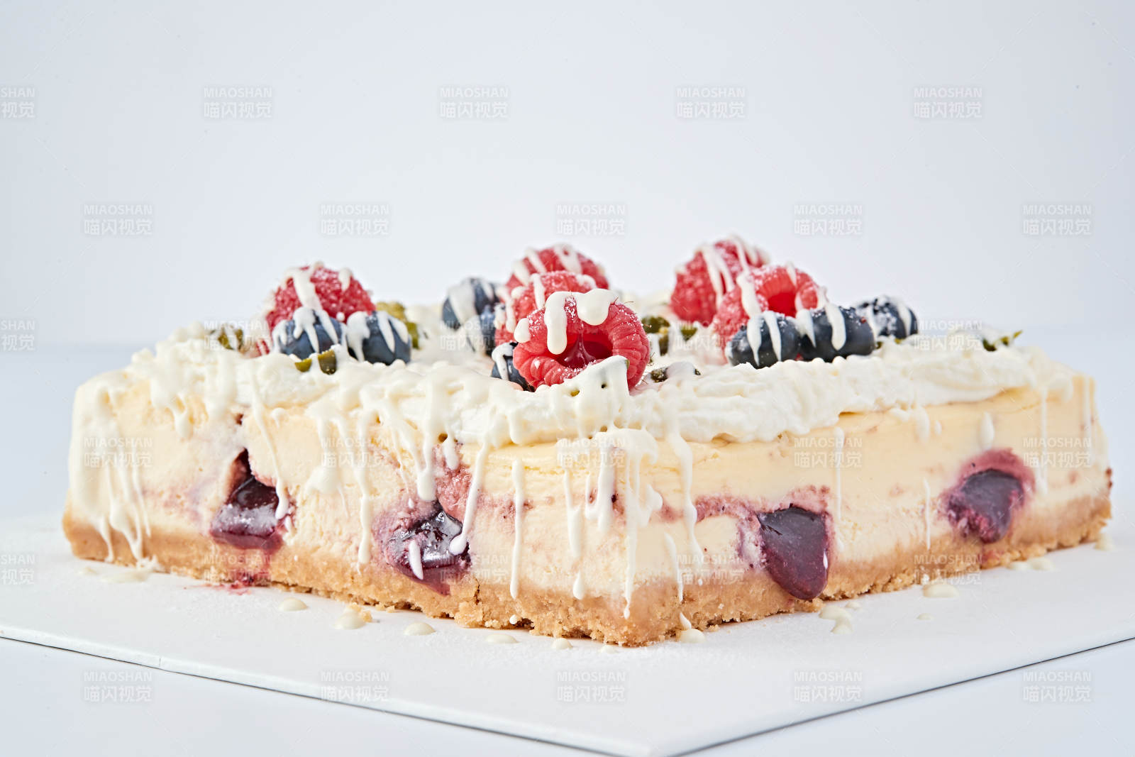 蓝莓树莓鲜奶慕斯蛋糕图片