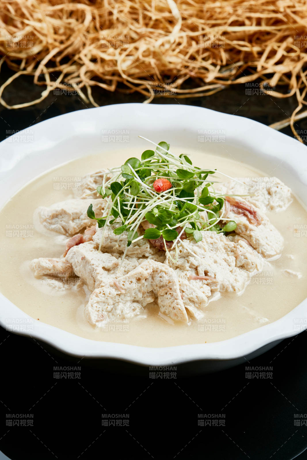 白色瓷餐具装的鲜鸡汤自制豆腐图片