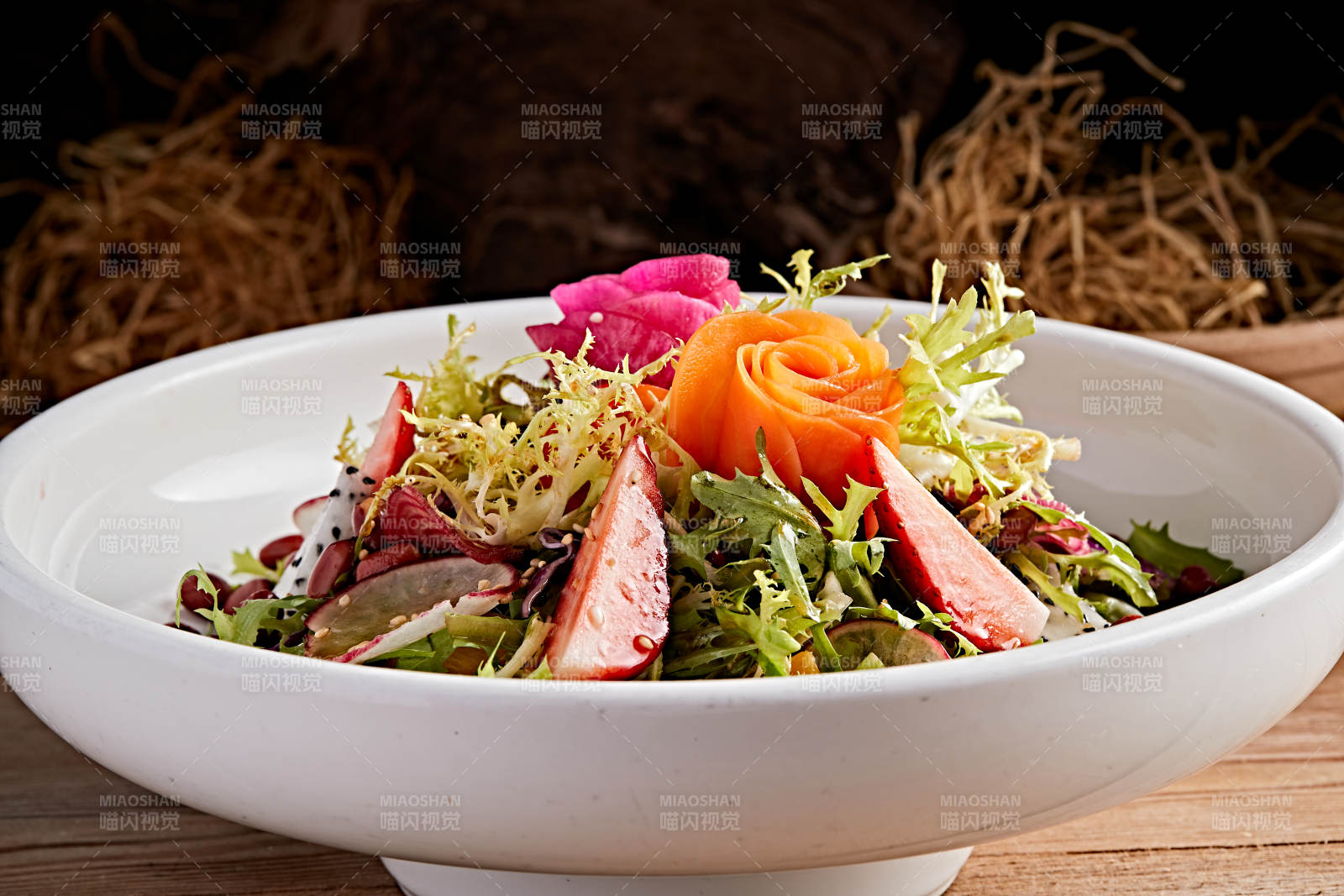 白色圆瓷盘装的芙蓉富贵拌时蔬图片