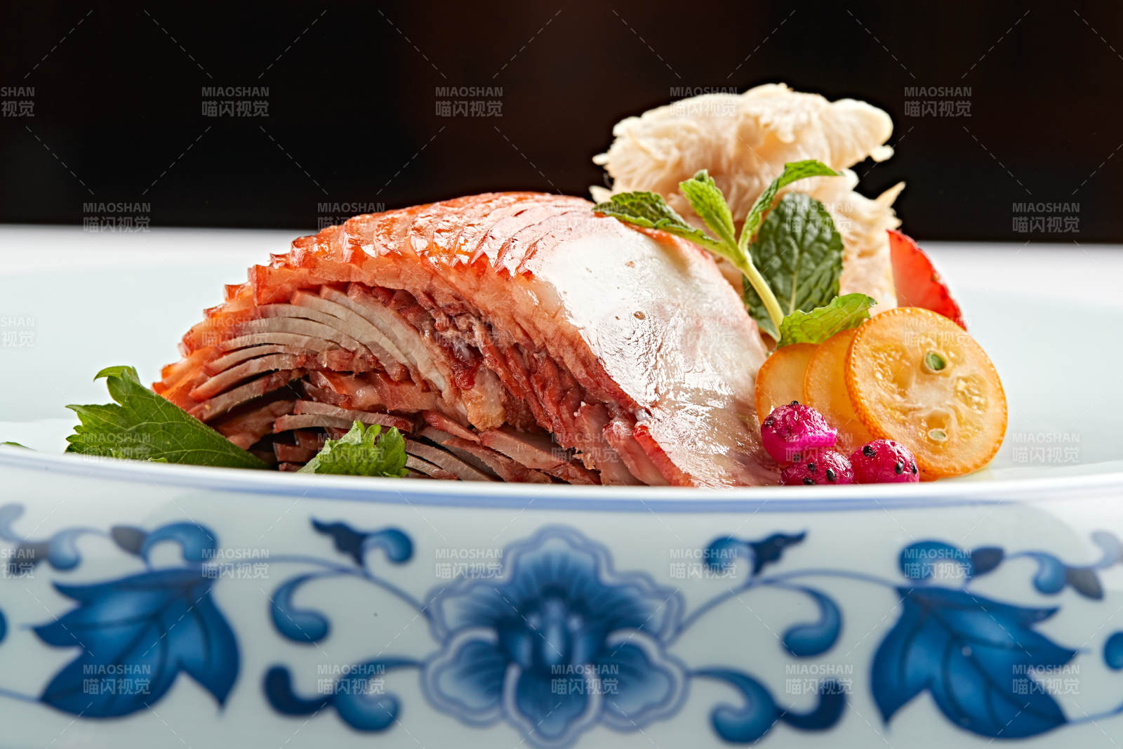 青花瓷餐具装的张家口柴沟堡熏肉图片