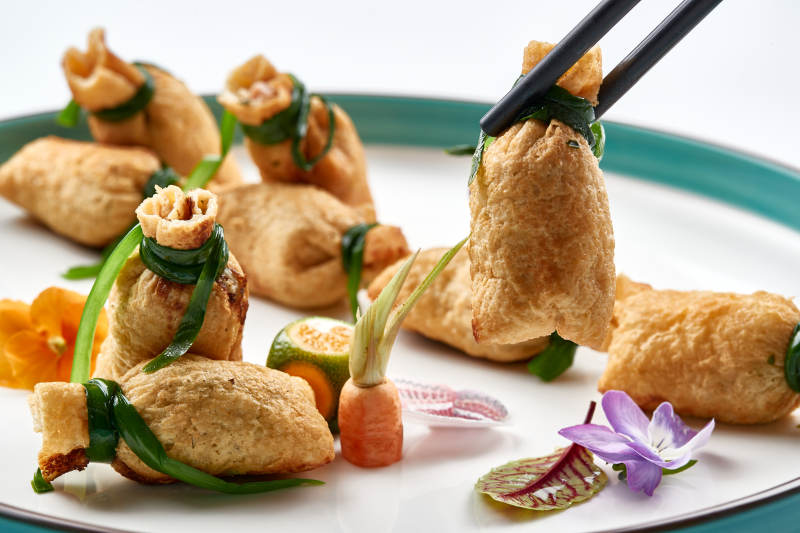 精美瓷盘装的卤香豆皮小福袋图片