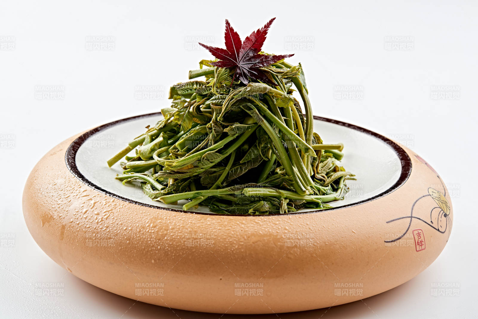 精美餐具装的焯水鲜香椿图片