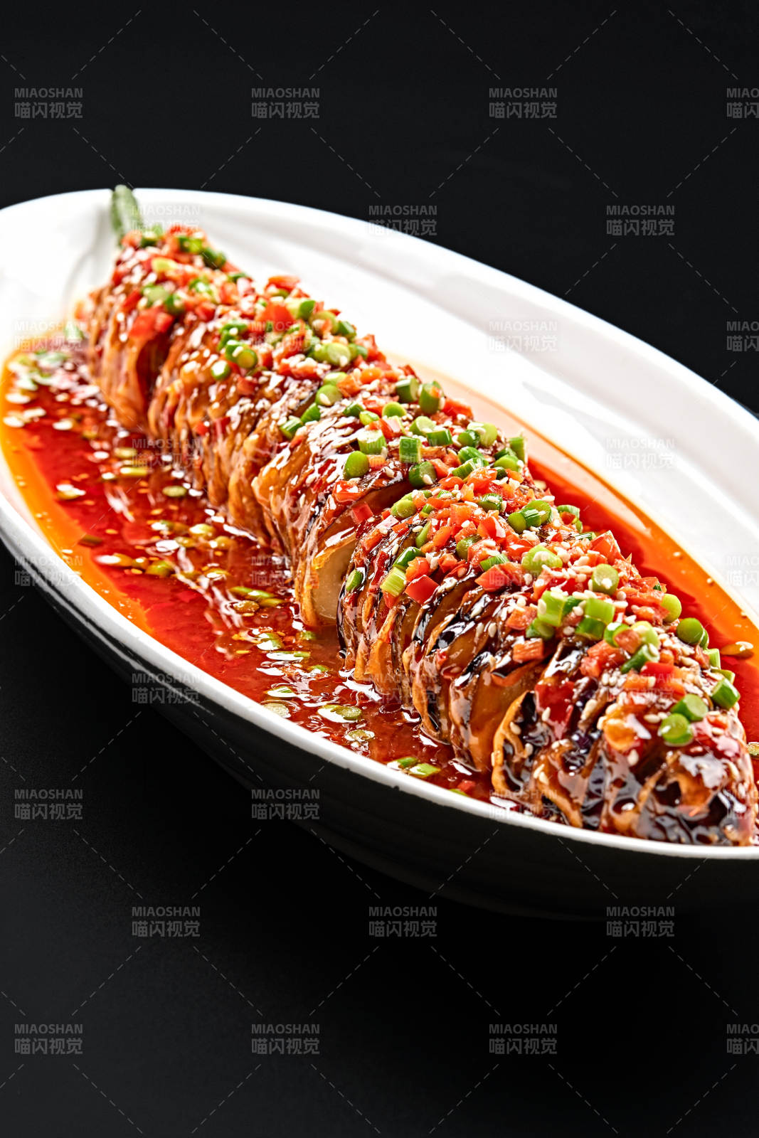 白色瓷盘装的川味鱼香红油酿茄子图片