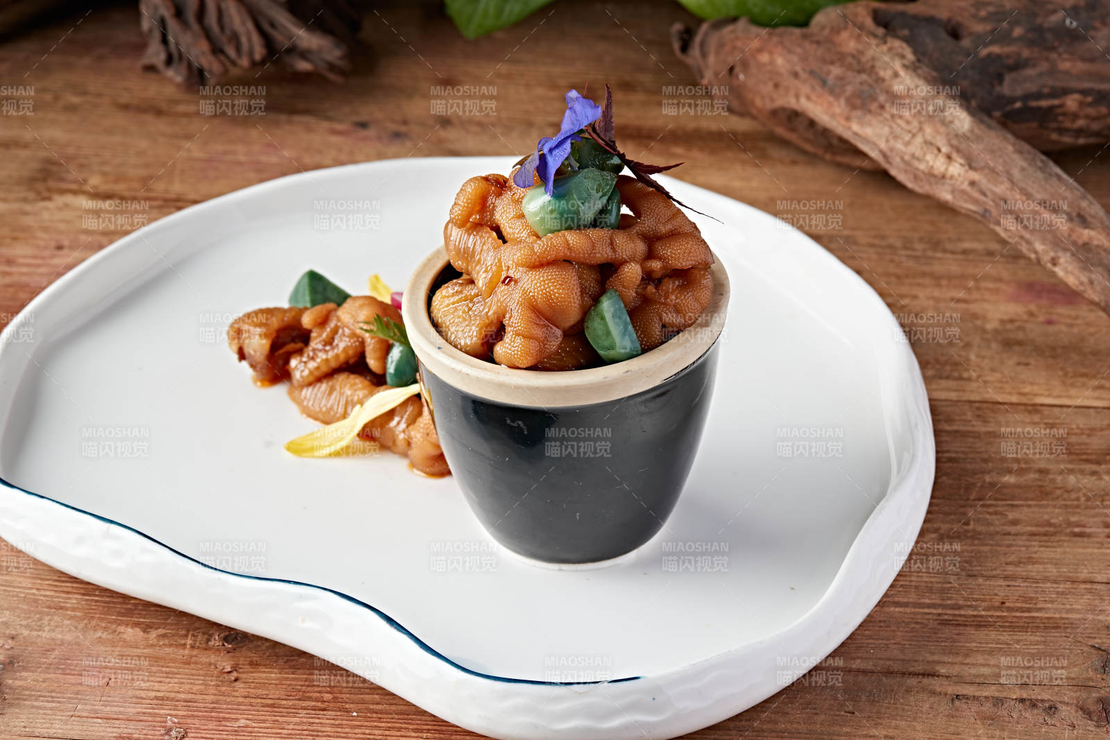 腌渍腊八蒜脱骨凤爪图片