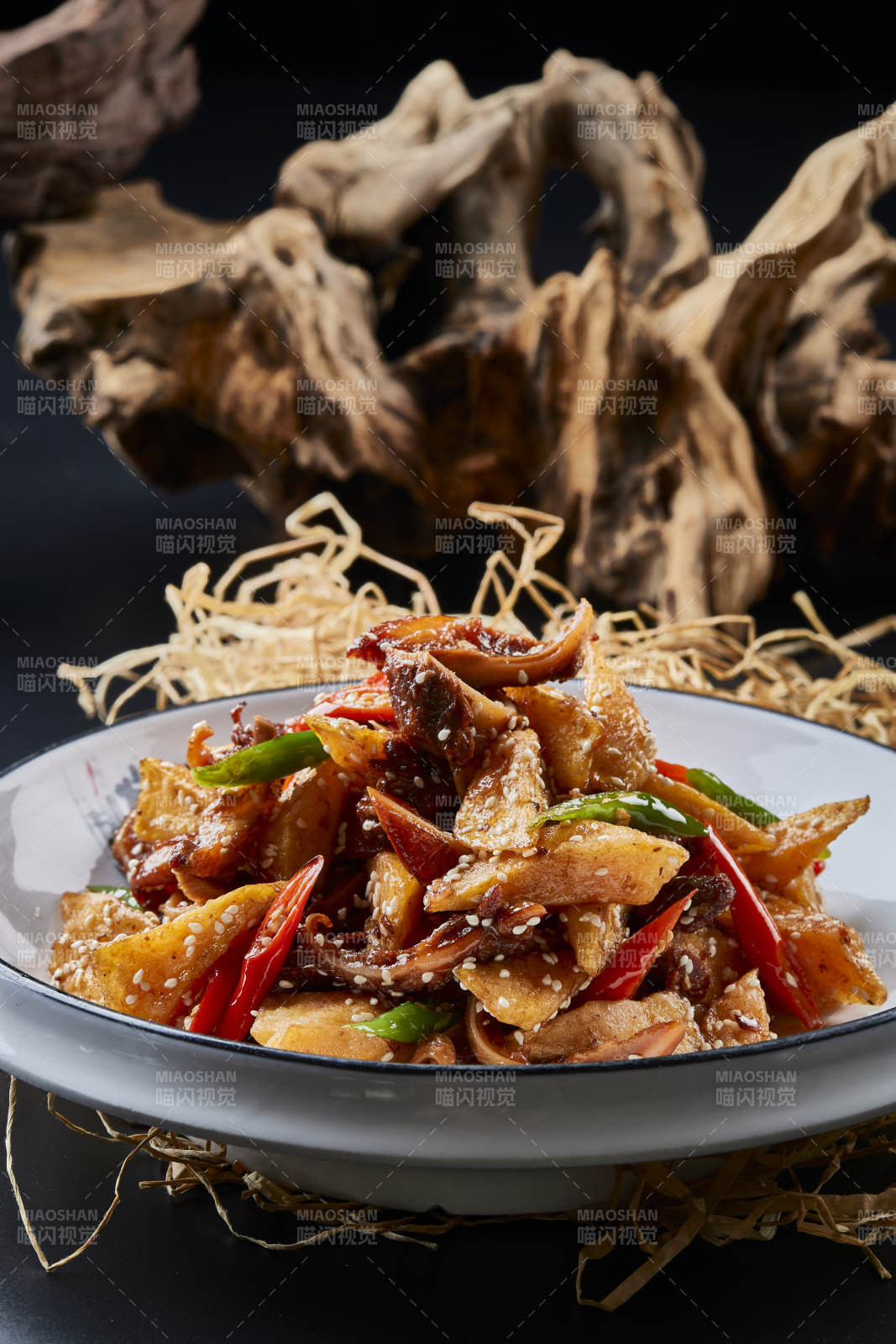 青瓷盘装的酱香红薯脆猪耳图片