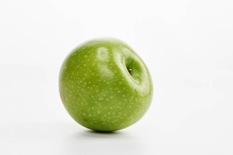 白色背景上摆放的新鲜苹果图片