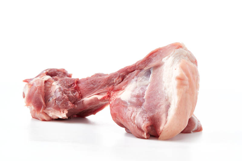 白色背景下的生鲜猪棒骨图片