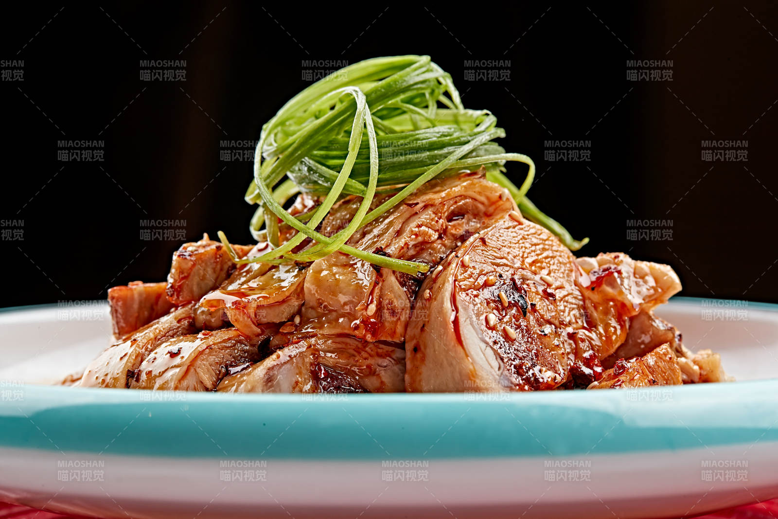 精美餐具装的红油香辣口水鸡图片