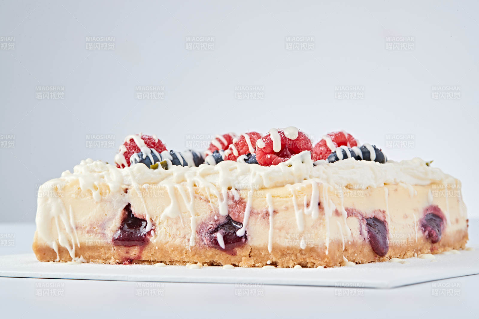 蓝莓树莓鲜奶慕斯蛋糕图片