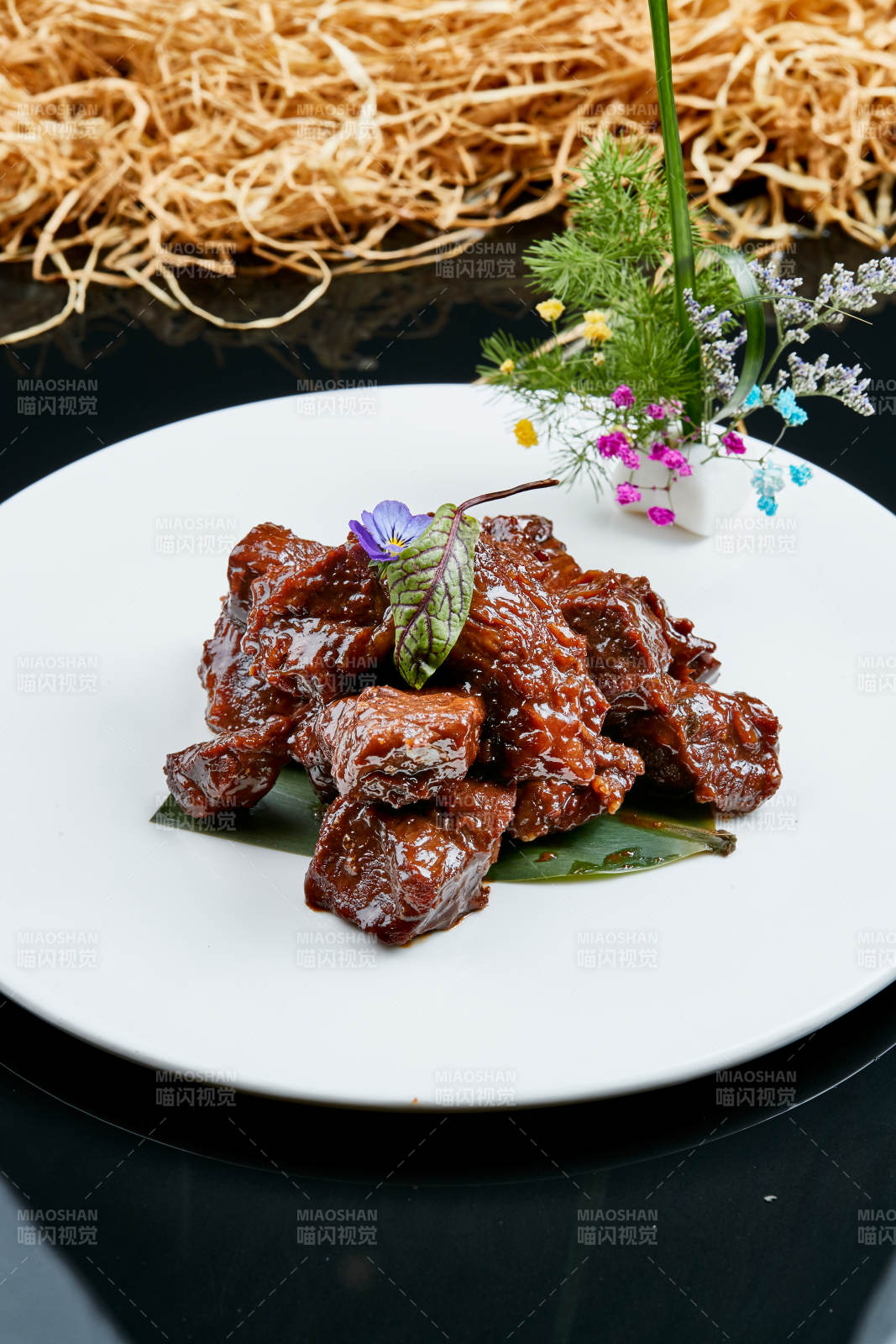 白色瓷盘装的的家常酱炖牛肉图片