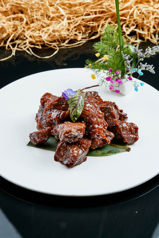 白色瓷盘装的的家常酱炖牛肉图片