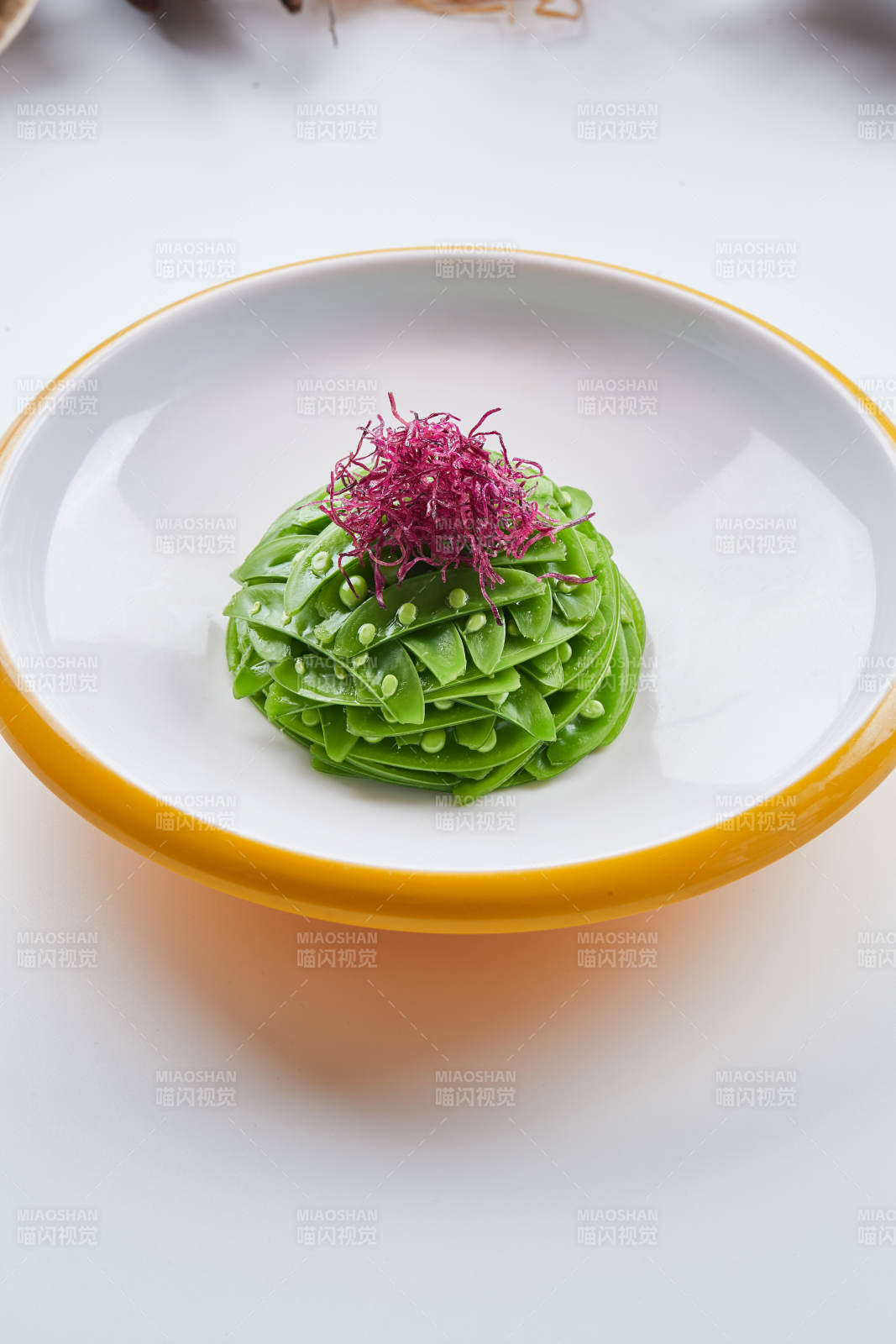 精美瓷餐具装的心里美萝卜丝配腌蜜豆图片