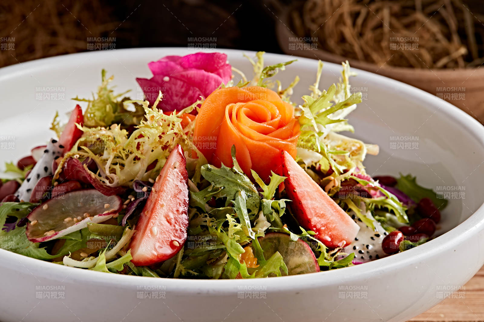 白色圆瓷盘装的芙蓉富贵拌时蔬图片