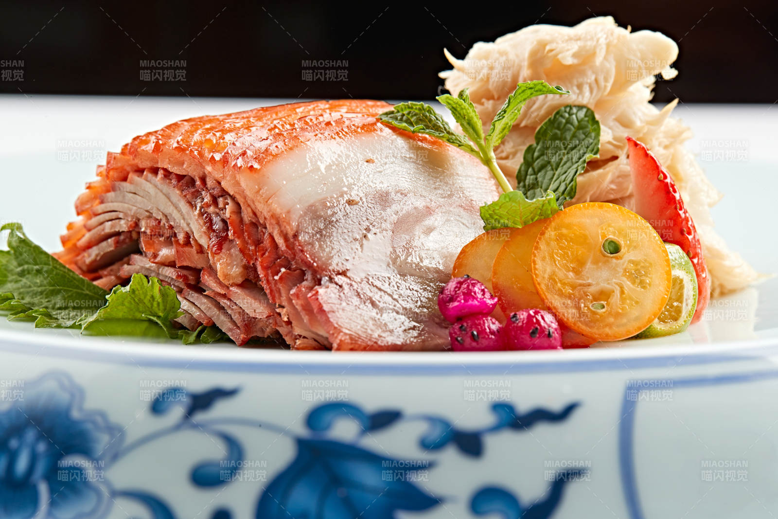 青花瓷餐具装的张家口柴沟堡熏肉图片