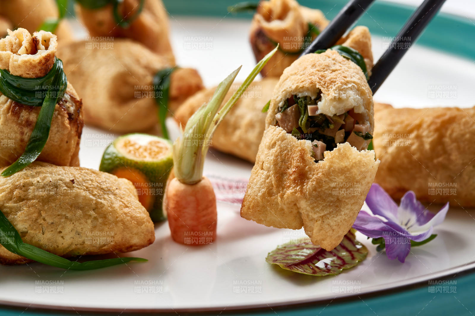 精美瓷盘装的卤香豆皮小福袋图片