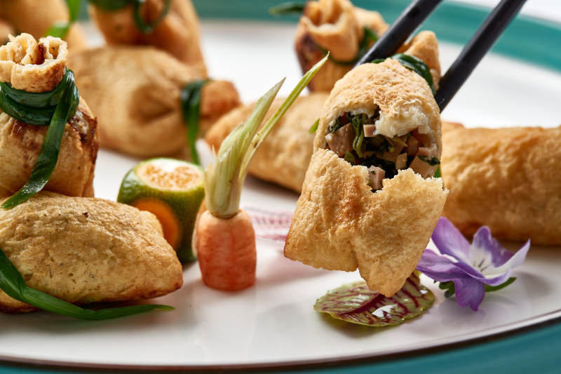 精美瓷盘装的卤香豆皮小福袋图片