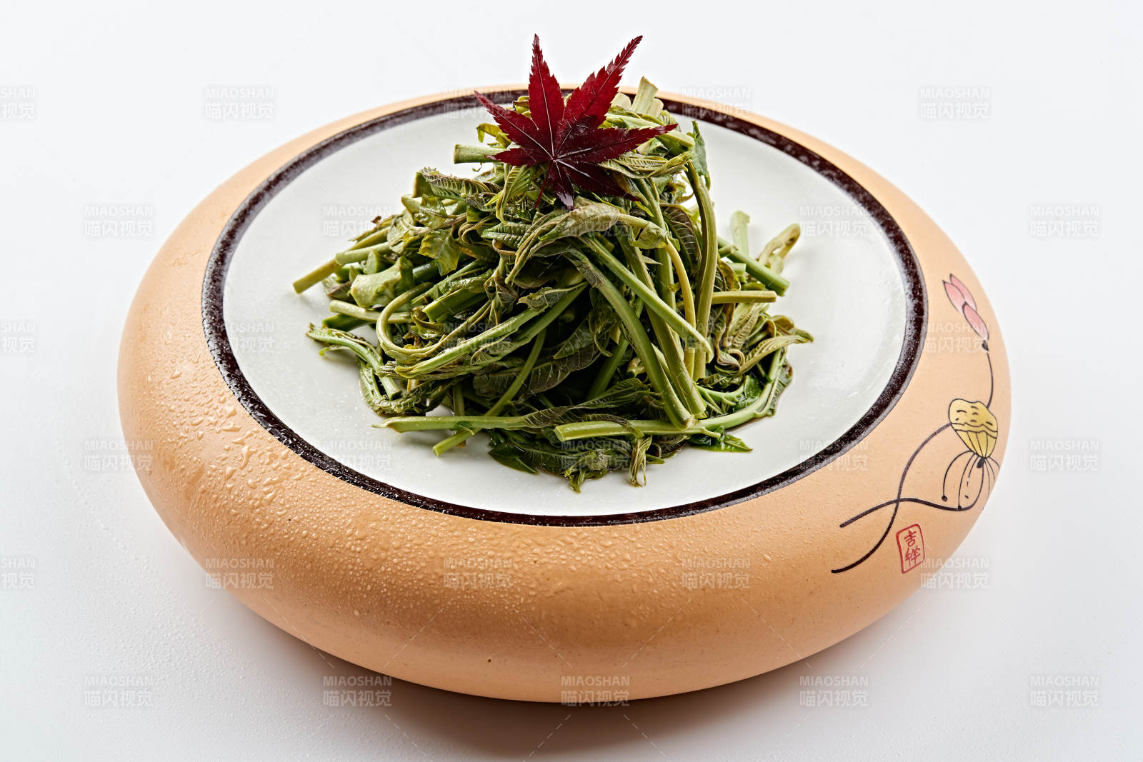 精美餐具装的焯水鲜香椿图片