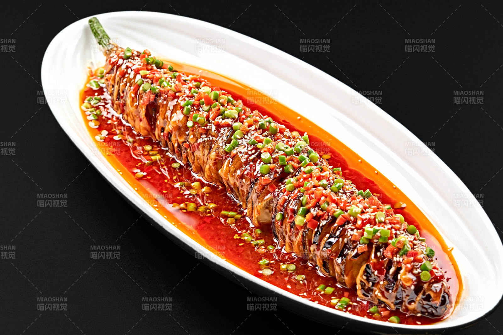 白色瓷盘装的川味鱼香红油酿茄子图片