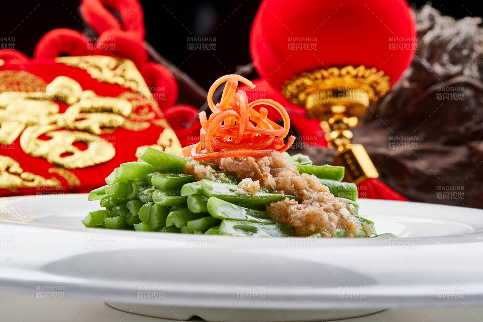 白色瓷盘装的的蒜蓉豆角丝图片