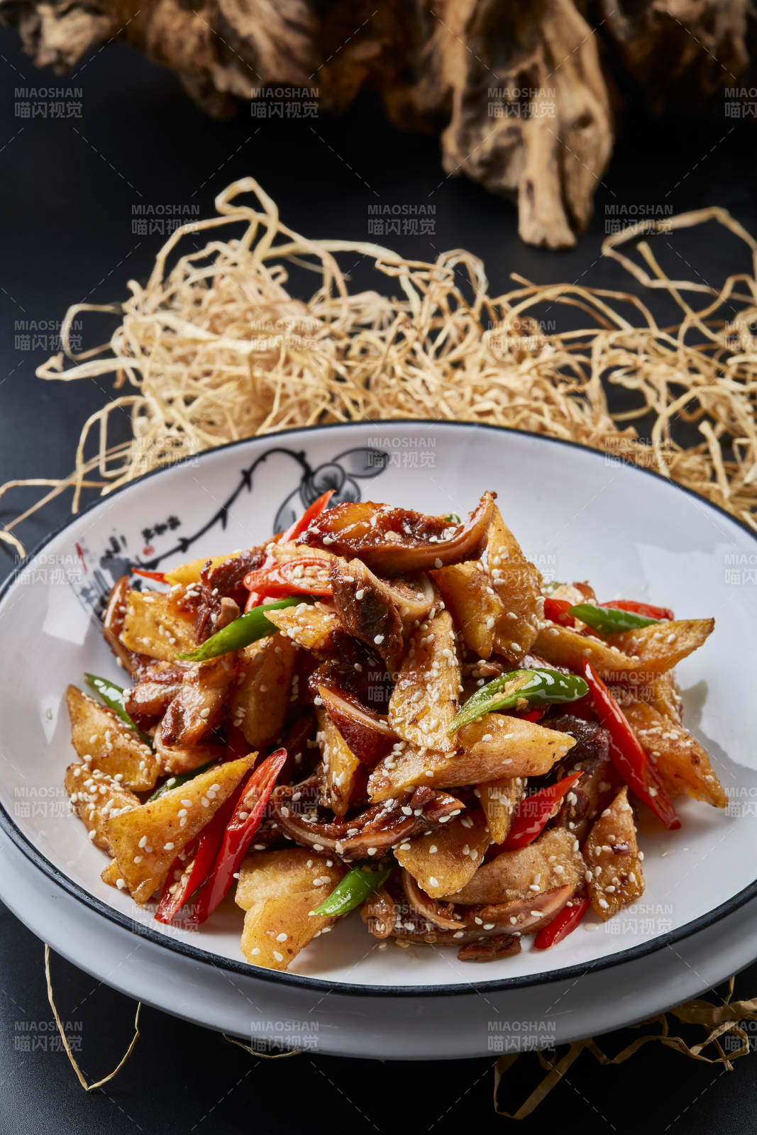 青瓷盘装的酱香红薯脆猪耳图片
