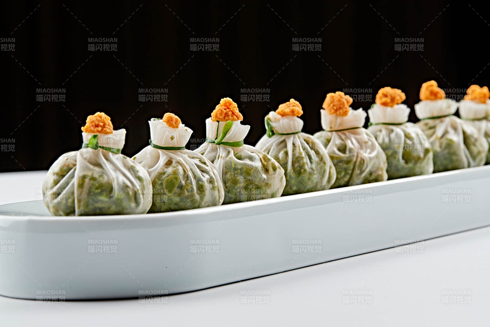 白色瓷餐具装的蟹籽糯米冰皮烧麦图片