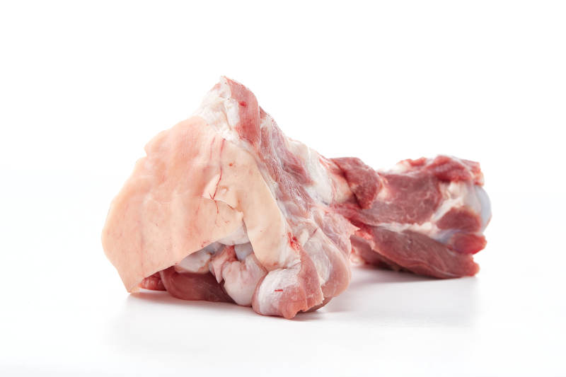 白色背景下的生鲜猪棒骨图片