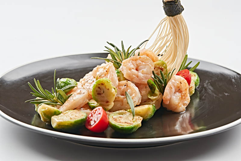 黑石盘装的金桔香炒大虾仁图片